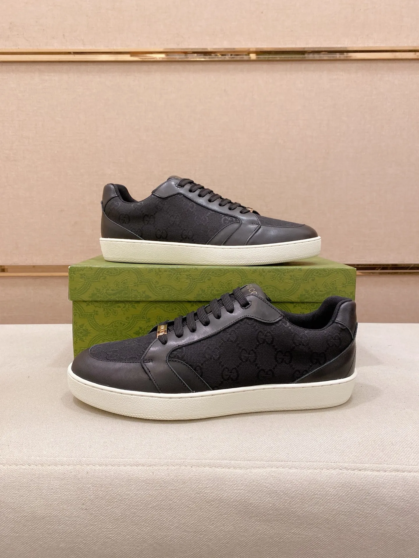 Men's shoes💰 440💰The new GUCCI (Gucci) counters are launched simultaneously. The new men's shoes, 😘fabrics are selected from imported cowhide, and the lining is sheepskin lining. 👍🏿 High-end ☄️ air-cushion molded anti-slip rubber outsole, exquisite lines, simple and elegant, comfortable and high-end for leisure travel. Code number: 38 to 44 (45 can be customized and cannot be returned or exchanged)